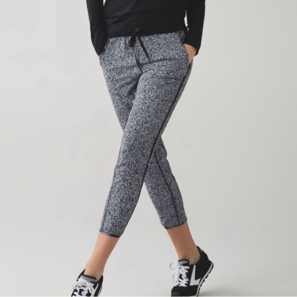 Lululemon &go On The Go Jogger Pant Black and White Size 6 - Picture 1 of 16